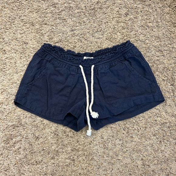 ROXY shorts with string tie - Picture 1 of 3